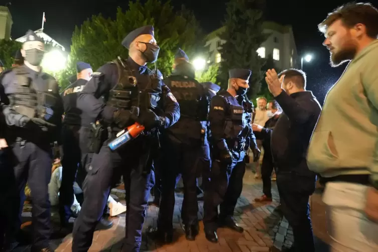 Warschau: Menschen protestieren vor dem polnischen Parlament und stehen einer Reihe von Polizisten gegenüber.