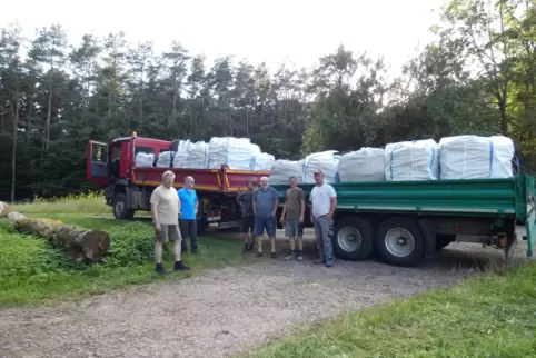 Beim Spendentransport (v.l.): Gerhard Knospe, Ralf Weber, Frank Burkhart, Volker Frischkorn, Florian Fröhlich und Volker Trobisc