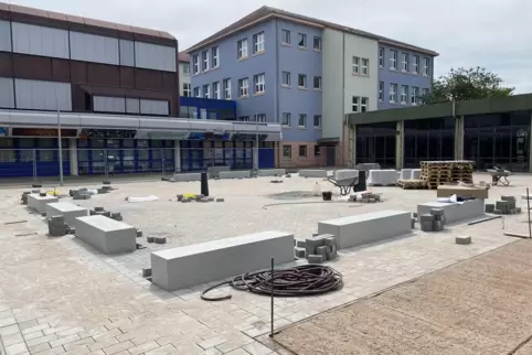 Aktuell sieht es auf dem Platz vor der Schule so aus: Diese Woche wurden die Betonbänke geliefert, die am Rande des Klassenzimme