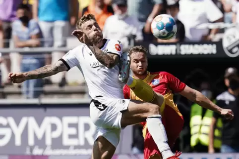 Kampf um den Ball: Sandhausens Alexander Esswein (links) und Karlsruhes Christoph Kobald. 