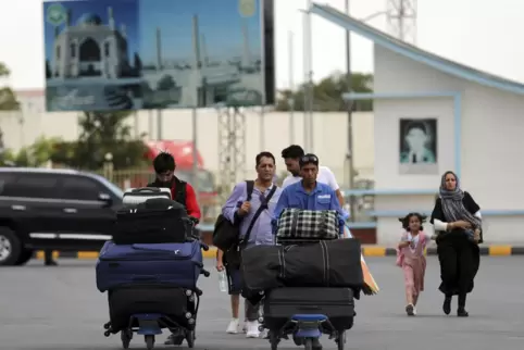 Rette sich wer kann: Am Kabuler Flughafen geht die Evakuierung vieler Menschen weiter, die bisher mit den Nato-Truppen zusammena