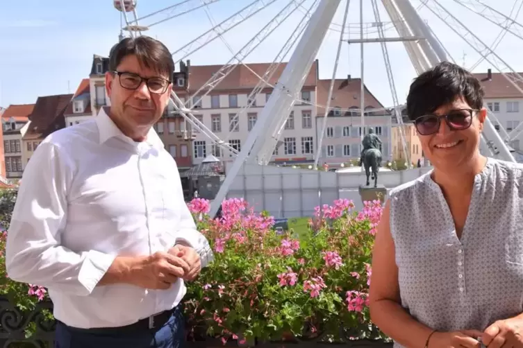 Die EU-Abgeordnete Christine Schneider mit Oberbürgermeister Thomas Hirsch auf dem Balkon des Rathauses. 