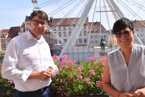 Die EU-Abgeordnete Christine Schneider mit Oberbürgermeister Thomas Hirsch auf dem Balkon des Rathauses. 