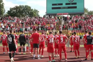 Pfiffe für die Roten Teufel: Nach der 0:4-Niederlage im Berliner Friedrich-Ludwig-Jahn-Sportpark suchten die Spieler des 1. FC K