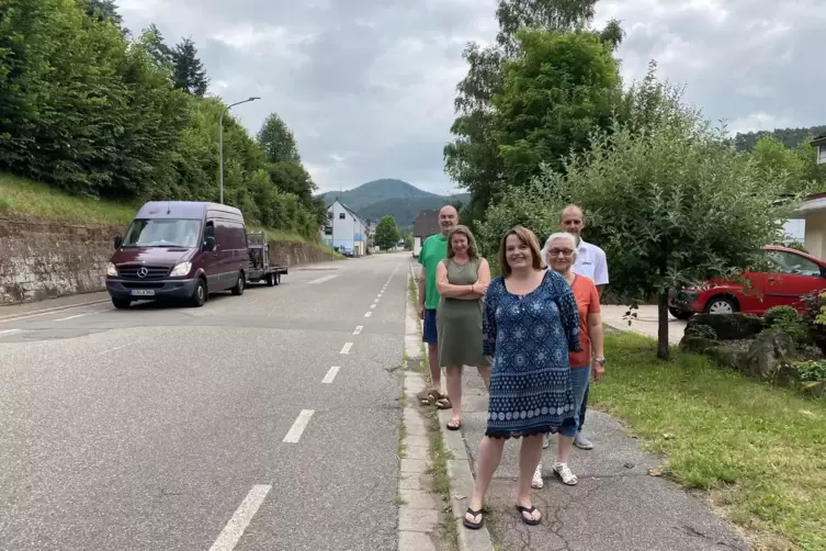 22 Anwohner der Hauptstraße haben sich zusammengeschlossen, um für eine Verkehrsberuhigung zu kämpfen. Hier stellvertretend von 