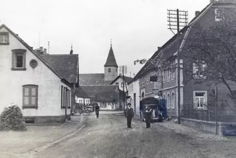 Dieses Foto von der Hauptstraße wurde vermutlich kurz nach 1934 aufgenommen. Das Gebäude vorne rechts dürfte rund 200 Jahre älte