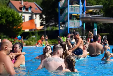 Sonntäglicher Badespaß im Schöntal. 