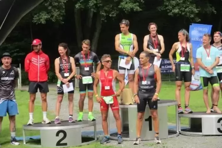 Werner Nesseler (vorn in Schwarz) gewinnt beim Triathlon in Hamm die Altersklasse M75. 