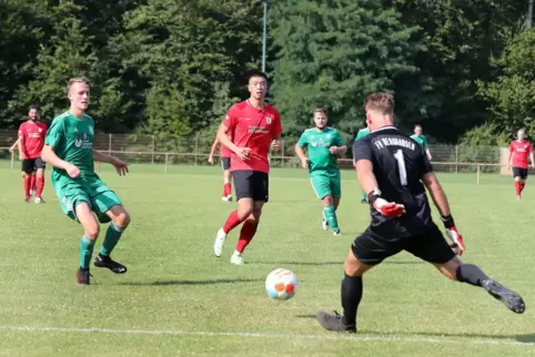 Mit Sieg in die Saison: FV Berghausen (rot) in Harthausen.