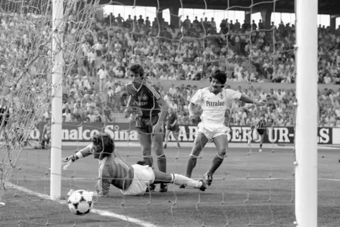 Ein volles Südweststadion beim Bundesligaspiel zwischen dem SV Waldhof und dem 1. FC Kaiserslautern am 28. August 1984. 