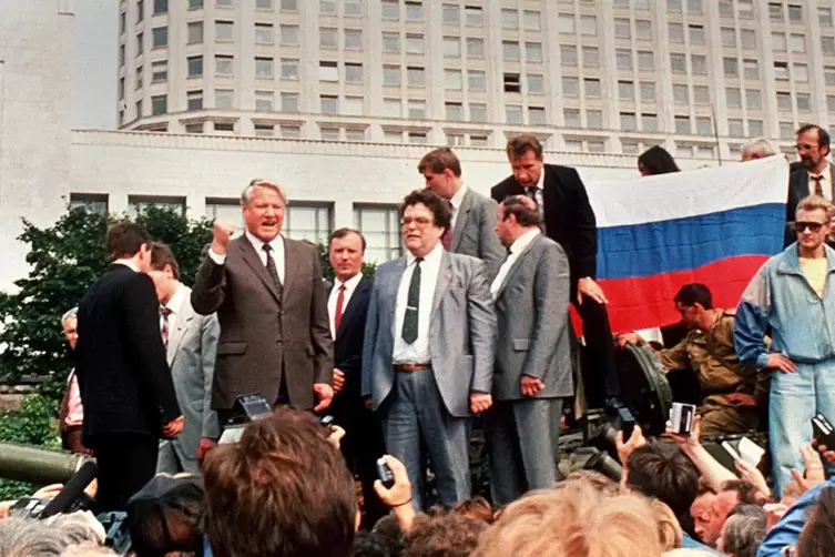 Der damalige russische Präsident Boris Jelzin (Dritter von links) steht auf einem gepanzerten Fahrzeug vor dem Gebäude der Russi