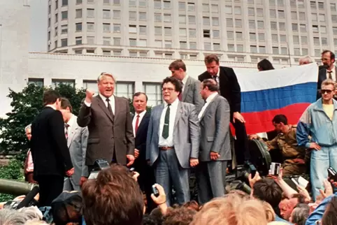 Der damalige russische Präsident Boris Jelzin (Dritter von links) steht auf einem gepanzerten Fahrzeug vor dem Gebäude der Russi