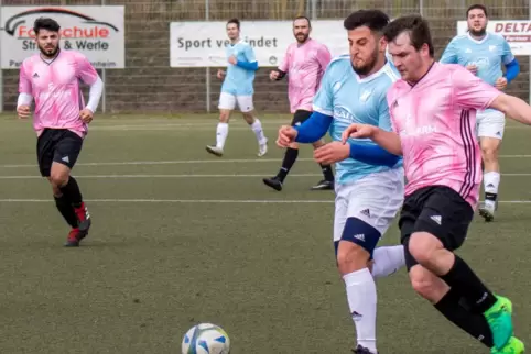 Kevin Emig (vorne rechts), hier noch im Trikot des TSV Carlsberg, fühlt sich in Weisenheim am Sand „super aufgenommen“. 