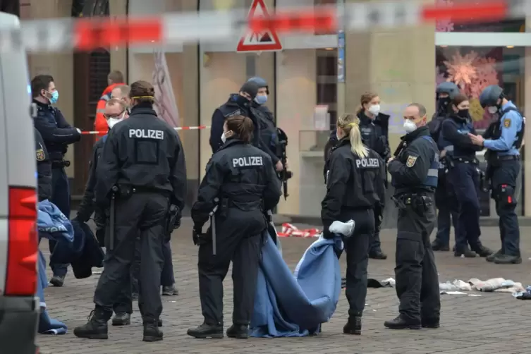 Nach der Amokfahrt: Polizei in der Trierer Fußgängerzone.