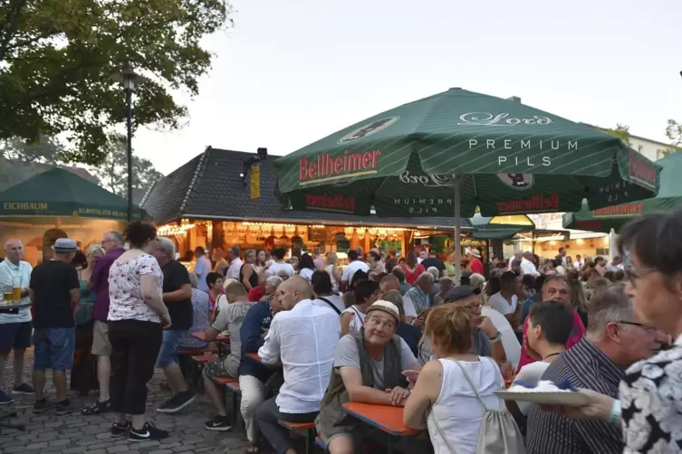 Die Abstände zwischen den Bierzelt-Garnituren werden dieses Jahr größer sein. Das fordert das Hygienekonzept. 