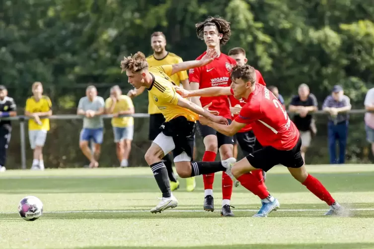 Eng ging es zu im Derby am vergangenen Wochenende zwischen dem SV Morlautern und dem SV Steinwenden. Maximilian Robert Lorenz (l