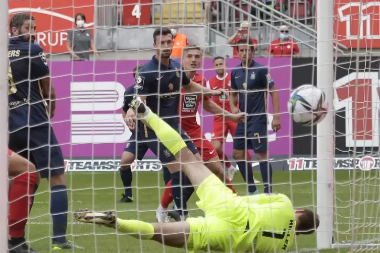 Das 3:0: Mike Wunderlich (Zweiter von rechts) setzt den Freistoß direkt in die Maschen. Löwen-Torwart Marco Hiller sieht nicht g