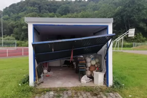 Wohl bei einer nächtlichen Party in der Nacht auf Sonntag wurde eine Garage beschädigt. 