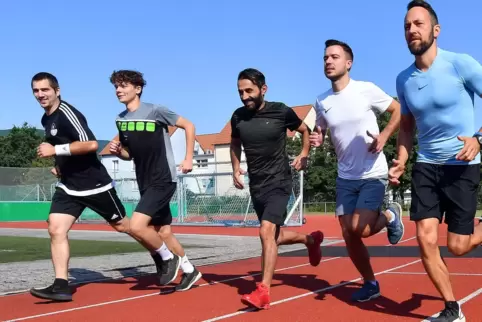 Im Wechsel sprinten die Fußball-Schiedsrichter 150 und gehen 50 Meter. Und das vier Kilometer weit.