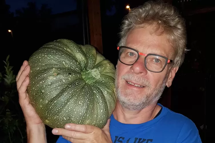 Schultert die Riesenzucchini: Norbert Hauck. 