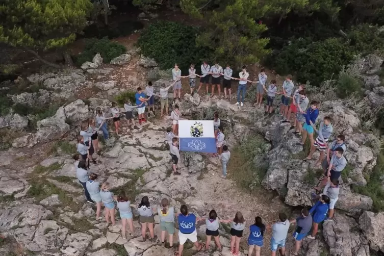 Gruppenfoto mit Banner beim Lager in Kroatien.