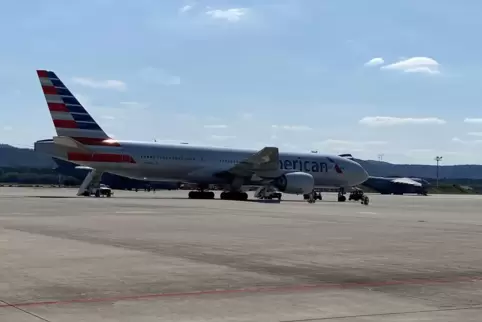 Eine Chartermaschine der American Airlines am MIttwoch auf der Airbase in Ramstein. Bereits 2500 Afghanen wurden bis gestern in 