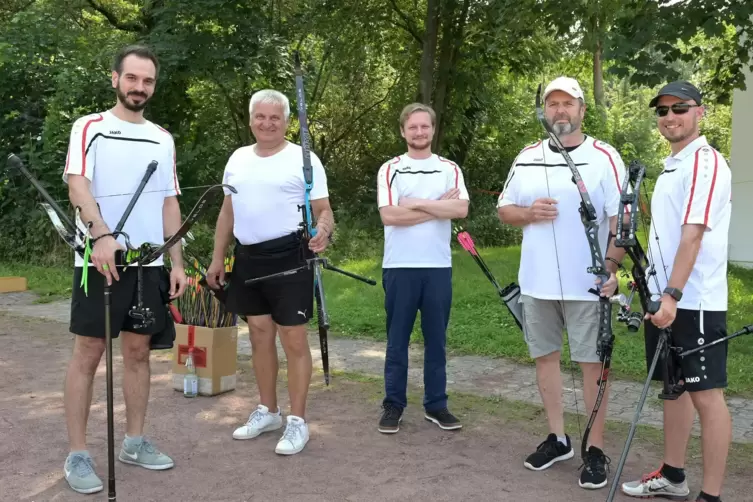 Spannung steigt: von links Patrick Gieger, Daniel Schmidt, Felix Claus, Klaus Oeltze und Christian Oswald.