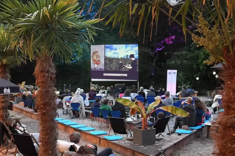 Der Auftakt war im Freien, wegen des Wetters geht das Festival drinnen weiter. 