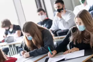 Um Schulschließungen vorzubeugen, soll an der Maskenpflicht an weiterführenden Schulen festgehalten werden, fordern Schüler, Elt