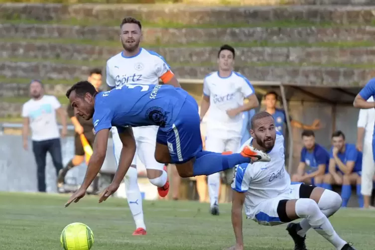 Sven Hoffmann (blaues Trikot) vom FSV Schifferstadt ist ein beweglicher und schwer zu fassender Mittelstürmer. 