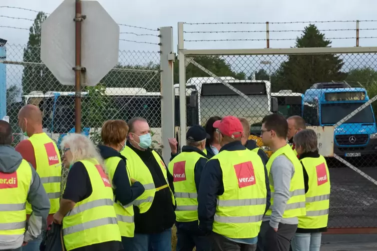 Verdi-Streikposten vor einem Betriebshof in Pirmasens. 