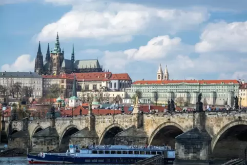 Tschechiens Hauptstadt Prag ist ein beliebtes Ziel für deutsche Städtereisende. Das Foto zeigt die Karlsbrücke mit Hradschin und