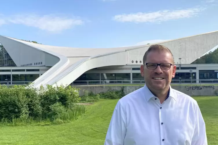 Heimspiel für den Handballfan: der Friesenheimer Christian Schreider vor der Eberthalle. 