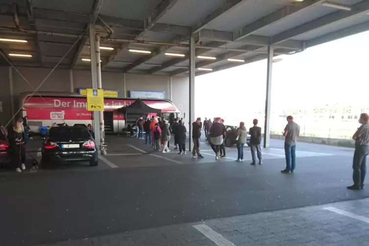 Die Impfbusse werden immer noch gut besucht, wie hier am Freitag beim Edeka-Markt in der Zollamtstraße.