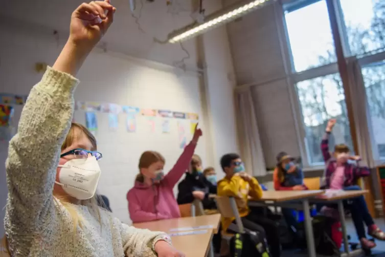 Maskenpflicht im Unterricht: Damit gelten für die Schulen strengere Regeln, als in der aktuellen Landes-Coronaverordnung vorgese