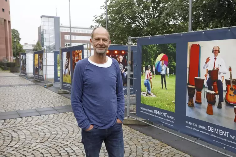 Thomas Brenner zeigt auf dem Theatervorplatz seine neuen Arbeiten.