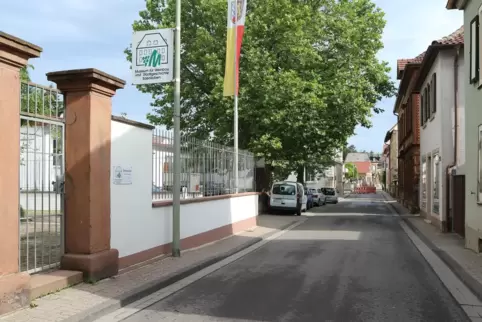 Während der Straßenbauarbeiten wird der Verkehr durch die Klosterstraße umgeleitet. 