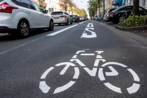 Die Frau war auf einem Radweg unterwegs.