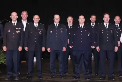 Etliche Wehrleute wurden beim Ehrenabend der Freiwilligen Feuerwehr ausgezeichnet. Am längsten dabei ist Dieter Kneip (links). 