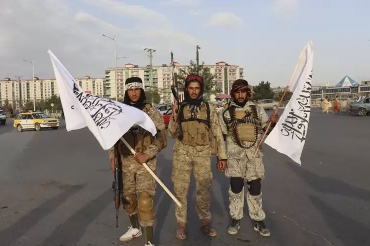 Taliban auf einer Straße in Kabul. 