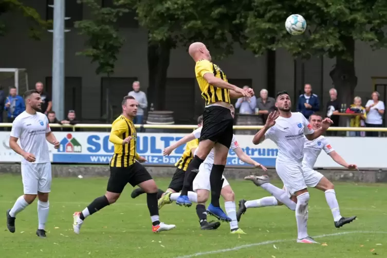 Ewig junges Duell: TuS Mechtersheim U23 (weiß) gegen FV Dudenhofen II.