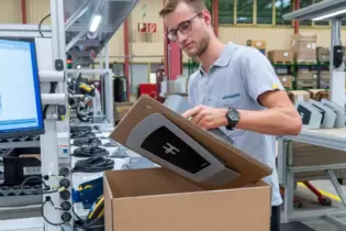 Ein Mitarbeiter der Heidelberger Druckmaschinen AG in der Wallbox-Fertigung.