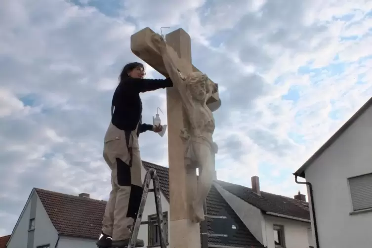 Restauratorin Doris Hörtel legt letzte Hand am Sandstein an. 