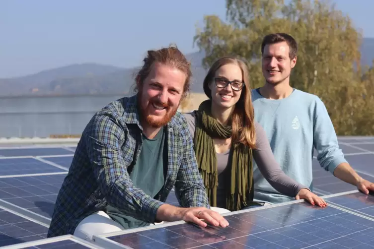 Steiler Aufstieg: Andreas Gißler, Laura Zöckler und Nicolai Ferchl (von links) auf dem von ihnen geplanten Solardach des Sportin