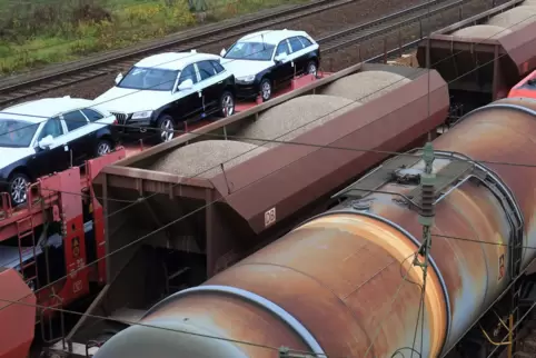 Für viele Chemikalien sei der Transport mit der Bahn vorgeschrieben, sagt der Verband der chemischen Industrie. 