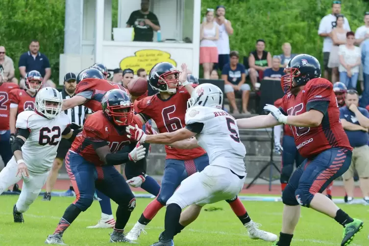 Am Samstag ist wieder American Football im Stadion Spesbach zu sehen, hier Marius Schmenger beim Wurf gegen die Neuwied Raiders.