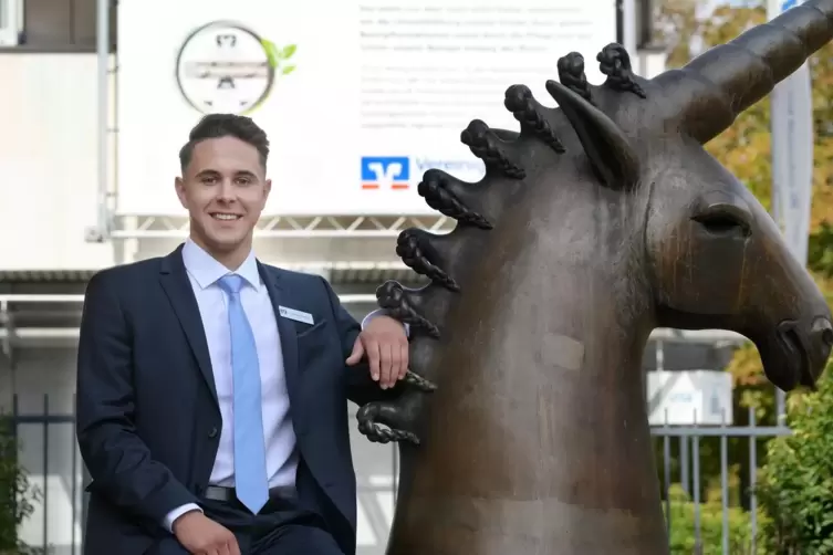 Christoph Gnädig (22): posiert am Einhorn-Denkmal vor der VR-Bank-Zentrale in Speyer. 