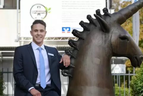 Christoph Gnädig (22): posiert am Einhorn-Denkmal vor der VR-Bank-Zentrale in Speyer. 