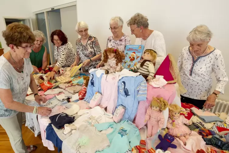 Im Pfarrzentrum St. Maria haben Frauen der katholischen Frauengemeinschaft die Sachspenden für die Babykleiderkammer im Caritas-