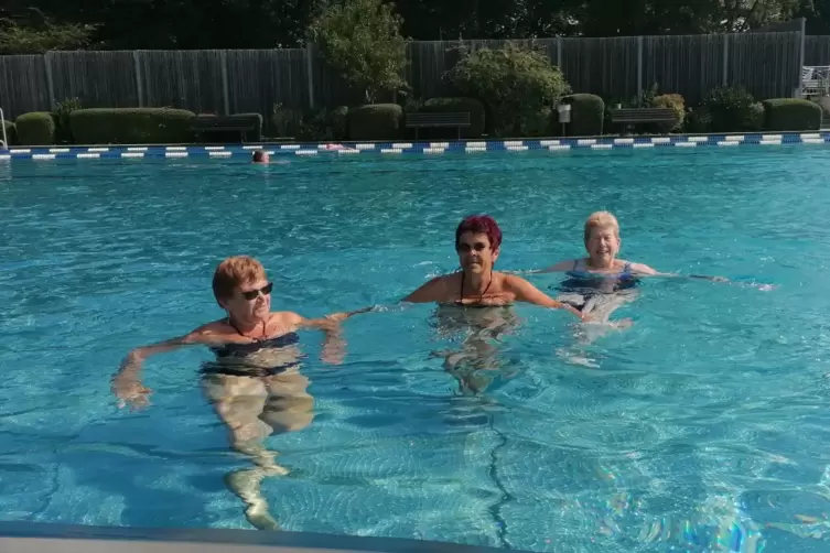 Erholung im Freizeitbecken am letzten Freibad-Tag im Bademaxx (von links): Irmgard Keller, Monika Witter und Karin Wooley. 